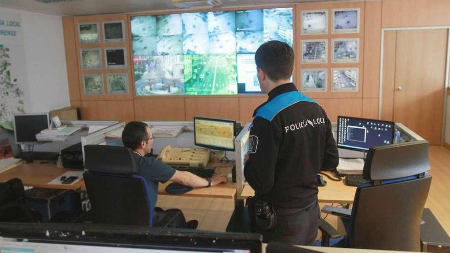 La central de comunicaciones de la Policía Local un servicio que funcional las 24 hora y los 365 días del año // Iñaki Osorio