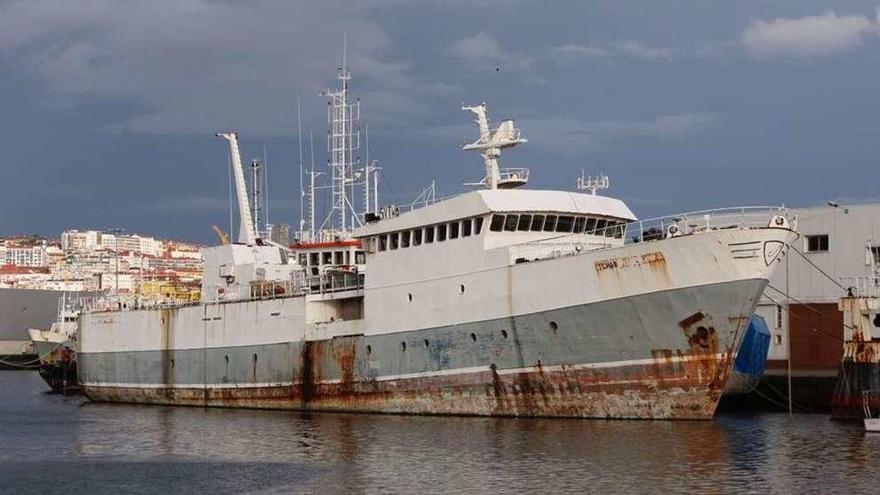 El &#039;Tchaw&#039;, ayer, amarrado en el muelle de reparaciones del puerto de Vigo.