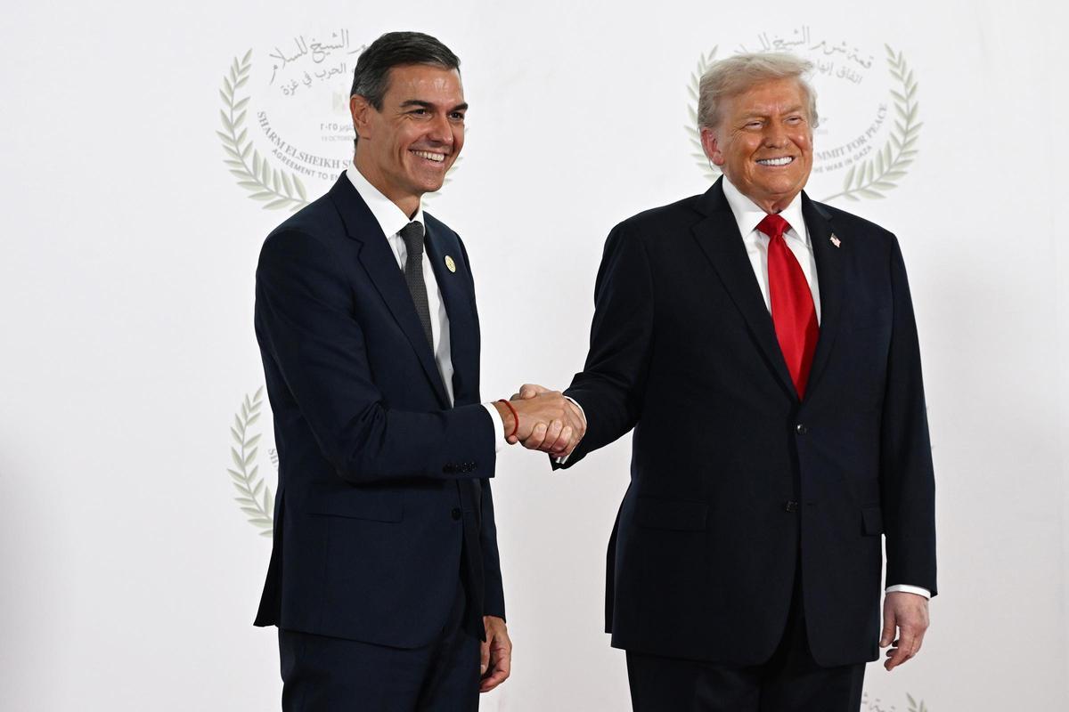 Archivo - El president del Govern, Pedro Sánchez saluda al president d'Estats Units, Donald Trump, abans de la cerimònia de signatura del pla de pau per a Orient Pròxim, a 13 d'octubre de 2025, a Egipte.
