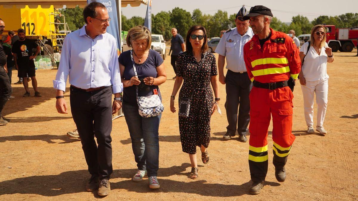 La ministra de Defensa, Margarita Robles, visita la zona afectada por el incendio en Losacio. / JOSÉ LUIS FERNÁNDEZ