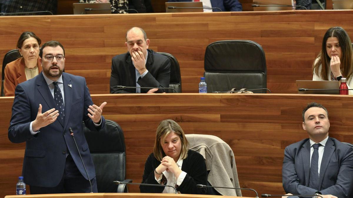 El PP acusa a Barbón de "pasar el marrón a los alcaldes" con la dependencia: "Pues sus regidores poco le obedecen", responde el Presidente a Queipo