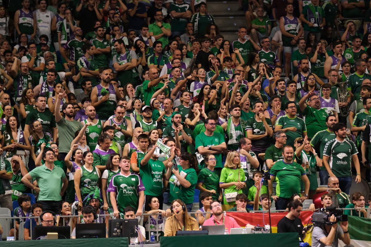 La afición verde llenó el Carpena en el tercer partido de la serie.