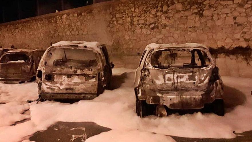 L&#039;estat en què van quedar alguns dels vehicles incendiats.