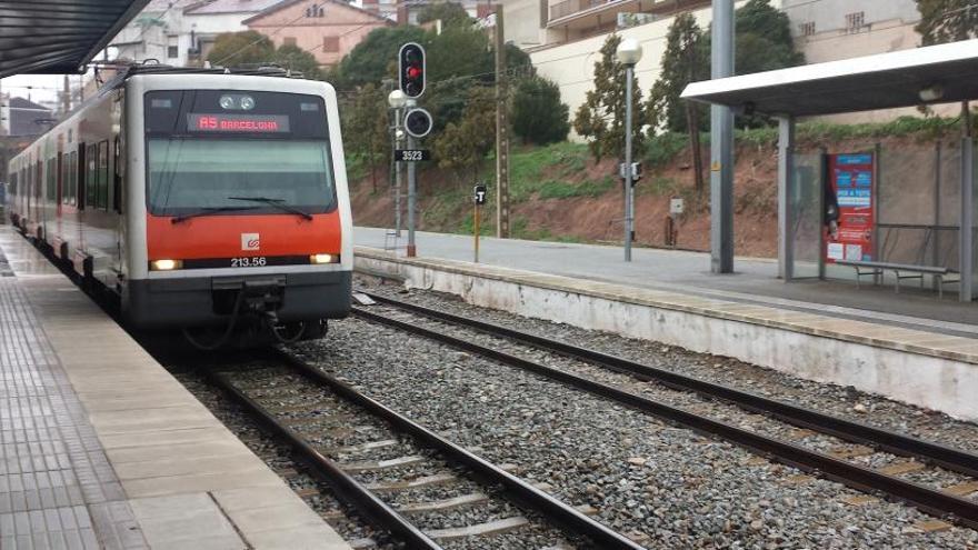 Un tren de Ferrocarrils arribant a l&#039;estació de Manresa-Alta