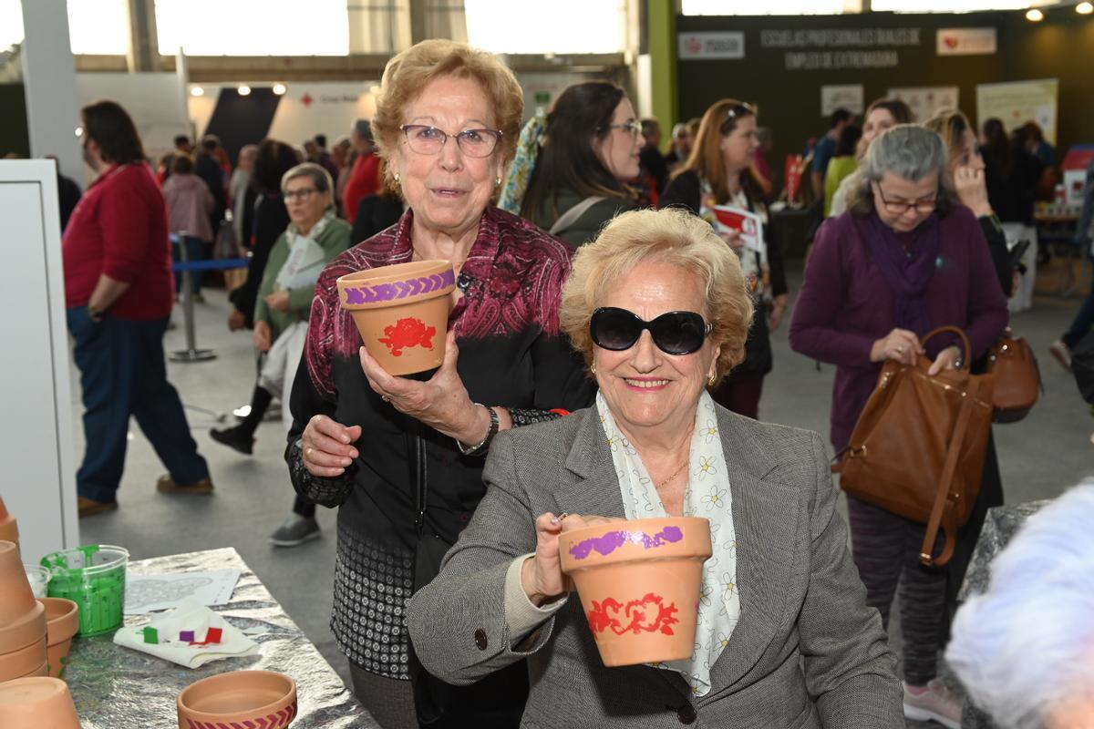 Dos asistentes posan con sus maceteros artesanales.