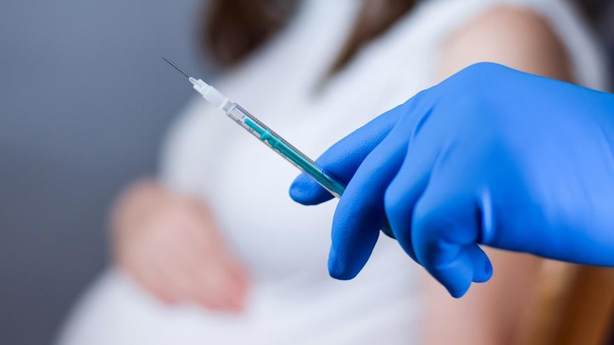 Las vacunas de Pfizer y Moderna son efectivas en mujeres embarazadas y lactantes
