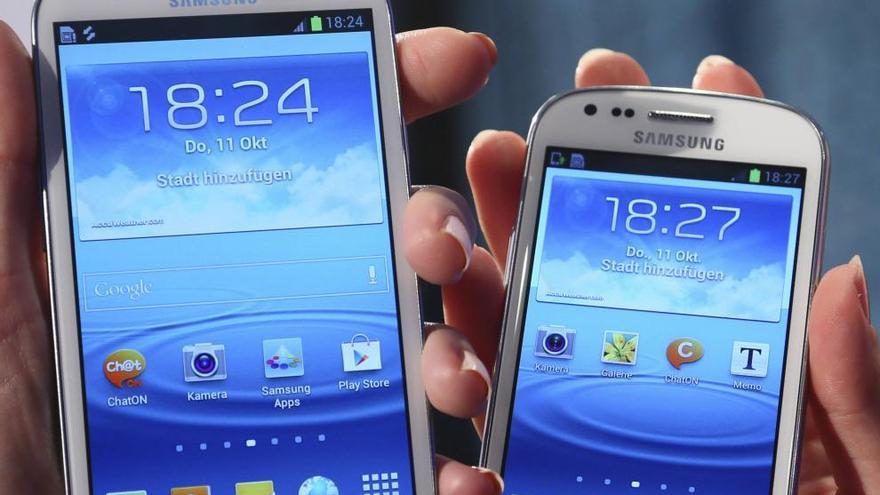 Dos modelos de Samsung Galaxy.