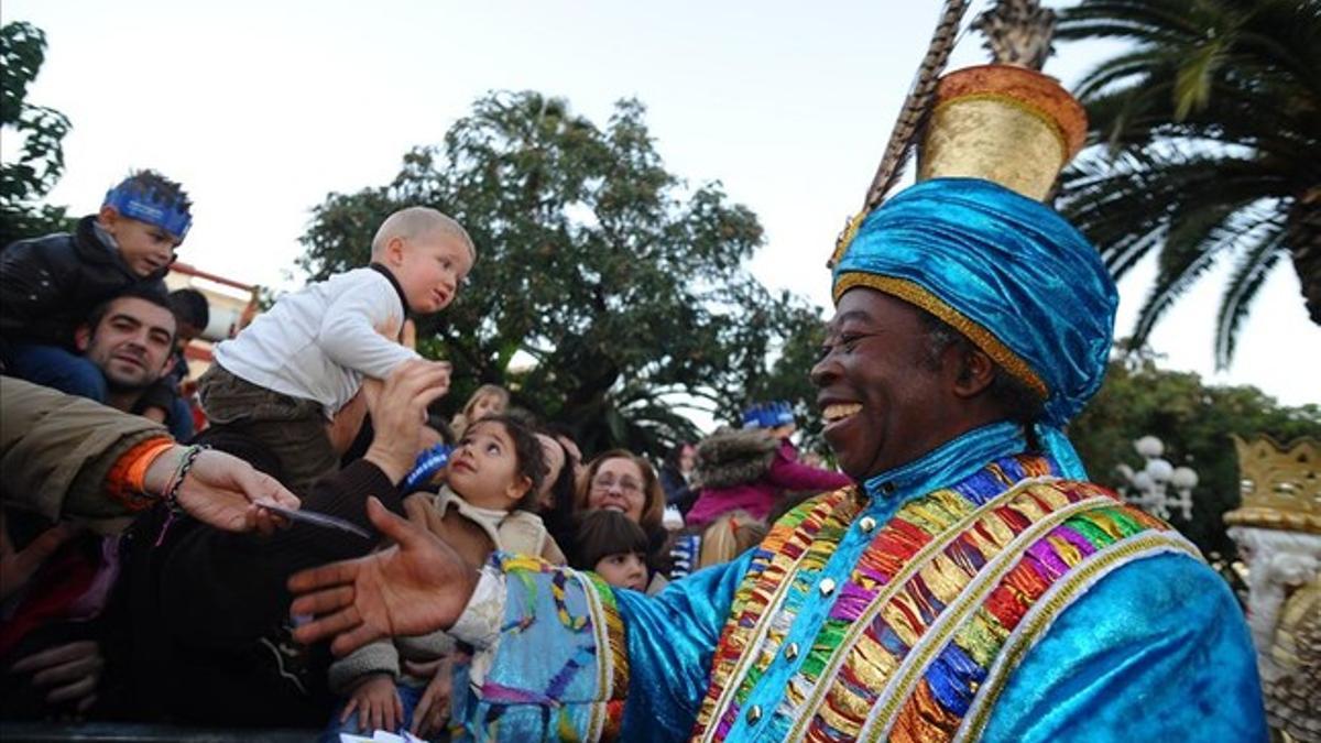 El rey Baltasar saluda a niños barceloneses en la cabalgata del 2013