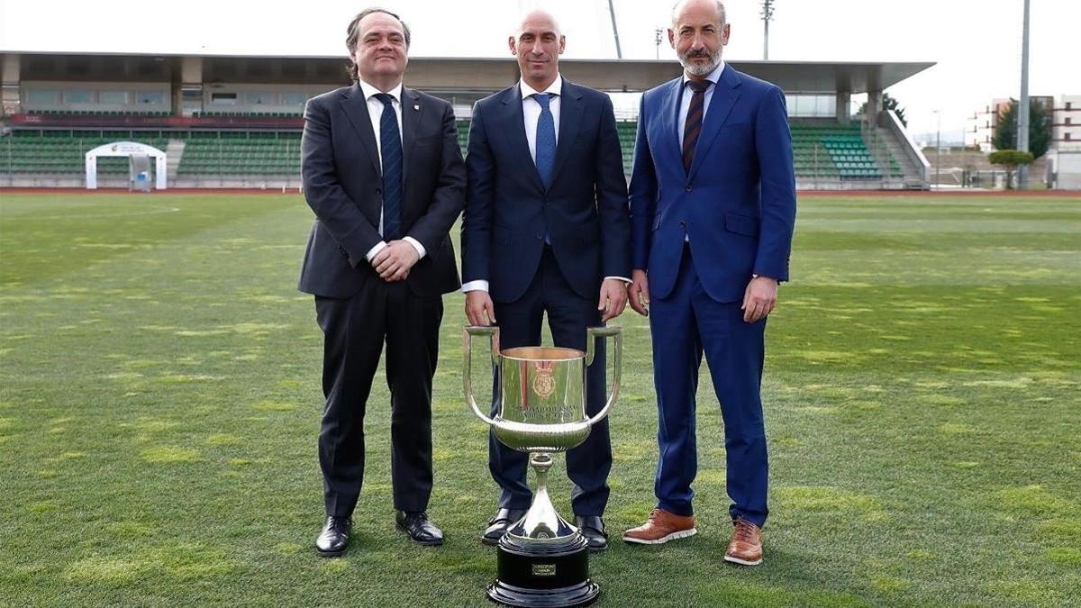 Jokin Aperribay y Aitor Elizegi, presidentes de la Real Sociedad y Athletic Club, junto a Luis Rubiales, presidente de la RFEF.