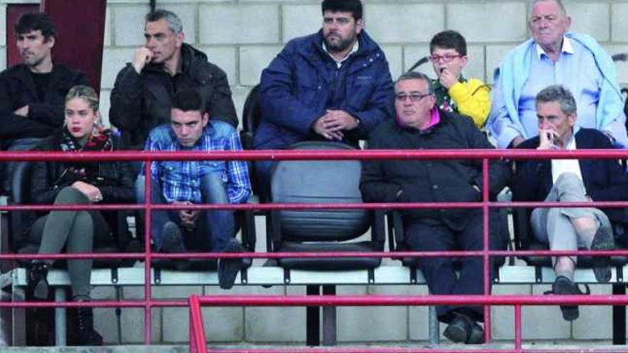 Iago Aspas, con su novia, sigue el partido del Celta B junto al vicepresidente Ricardo Barros, el presidente Carlos Mouriño y debajo de Bermejo y Patxi Villanueva. // Ricardo Grobas