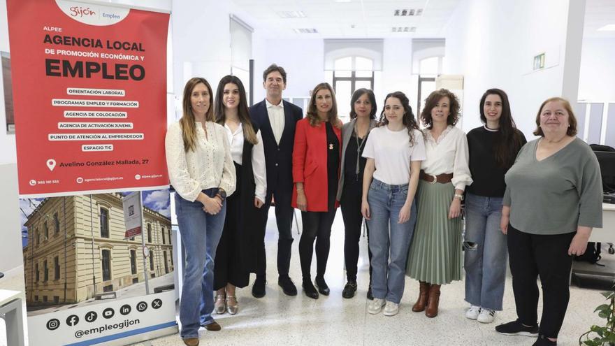 La edil Ángela Pumariega, durante una visita esta semana a la Agencia Local de Promoción Económica y Empleo, en El Coto.