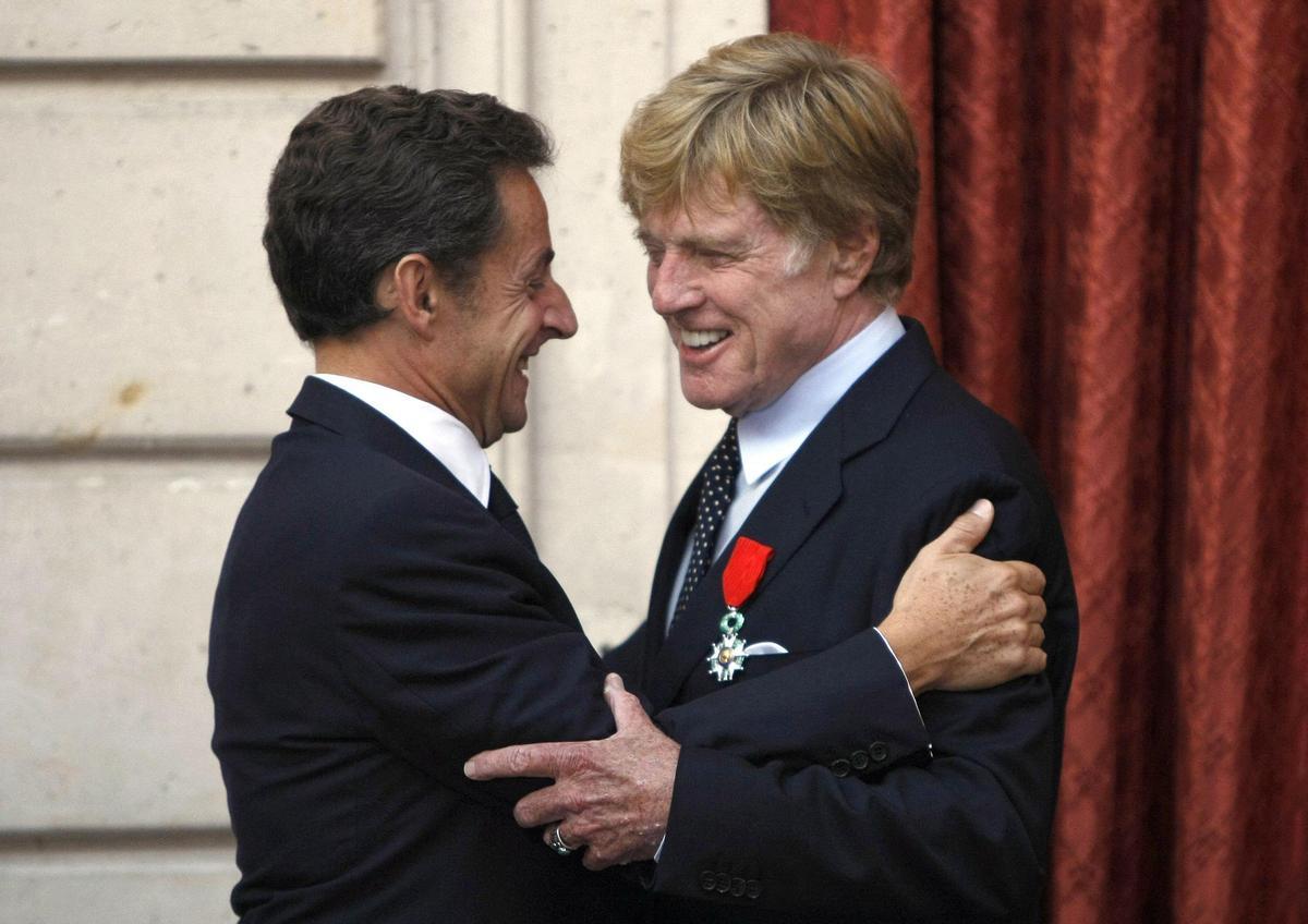 El presidente francés Nicolas Sarkozy felicita al actor Robert Redford tras ser nombrado este Caballero de la Legión de Honor, en una ceremonia en el Palacio del Elíseo, en París, el 14 de octubre del 2010.