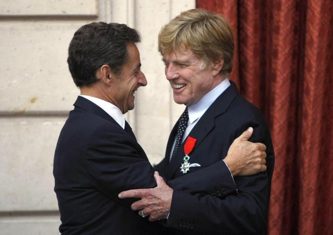 El presidente francés Nicolas Sarkozy felicita al actor Robert Redford tras ser nombrado este Caballero de la Legión de Honor, en una ceremonia en el Palacio del Elíseo, en París, el 14 de octubre del 2010.