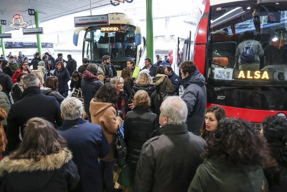 Colas en la estación de Oviedo para coger los autobuses a Madrid una vez se restableció el tráfico