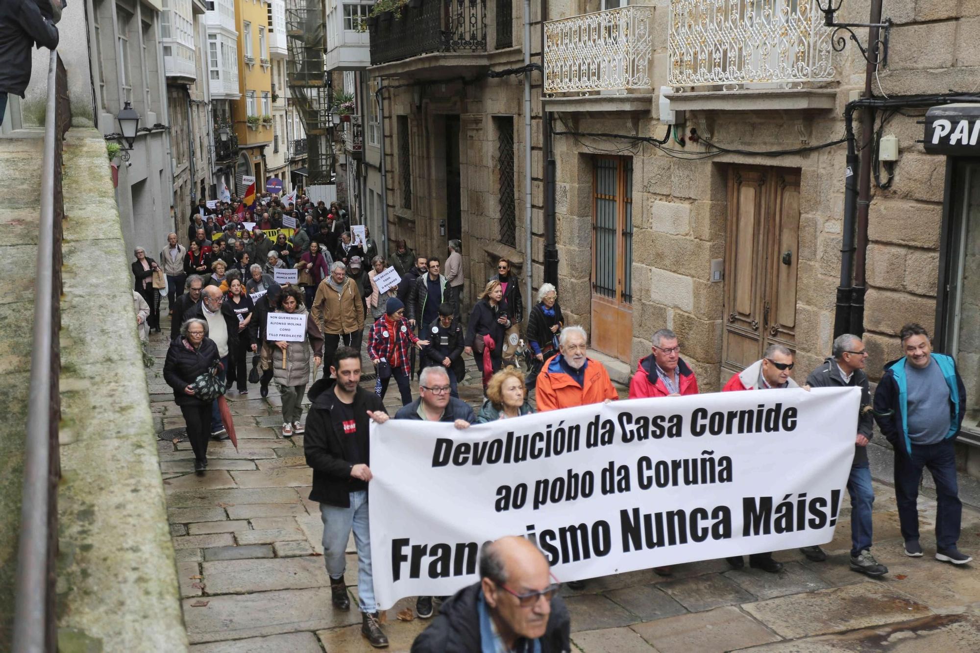 Protesta en A Coruña para reclamar la devolución de la Casa Cornide: "Franquismo nunca más"