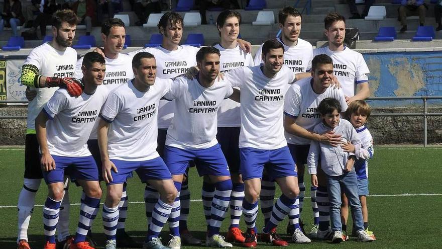 Los futbolistas del Tuilla, con camisetas de apoyo a Ginés.