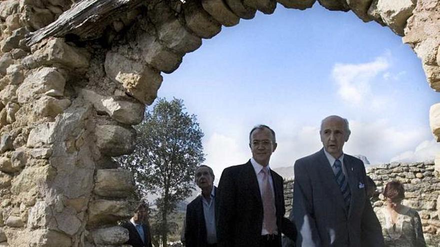 El presidente del Consell Valencià de Cultura y el alcalde de la Vall d'Alcalà, ayer, en las ruinas del poblado morisco de l'Atzuvieta que quedó despoblado en 1609
