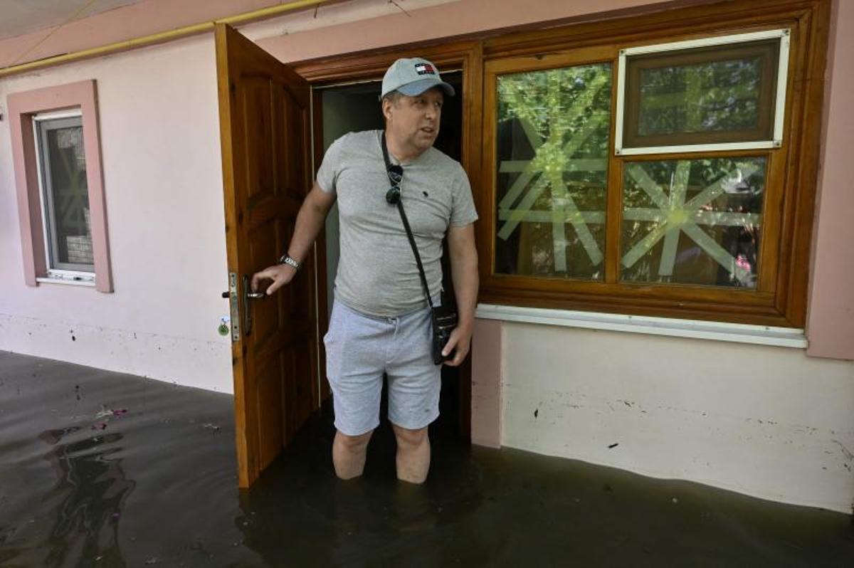 Los voluntarios entregan alimentos a los residentes locales en un área inundada, en medio del ataque de Rusia a Ucrania, en Kherson