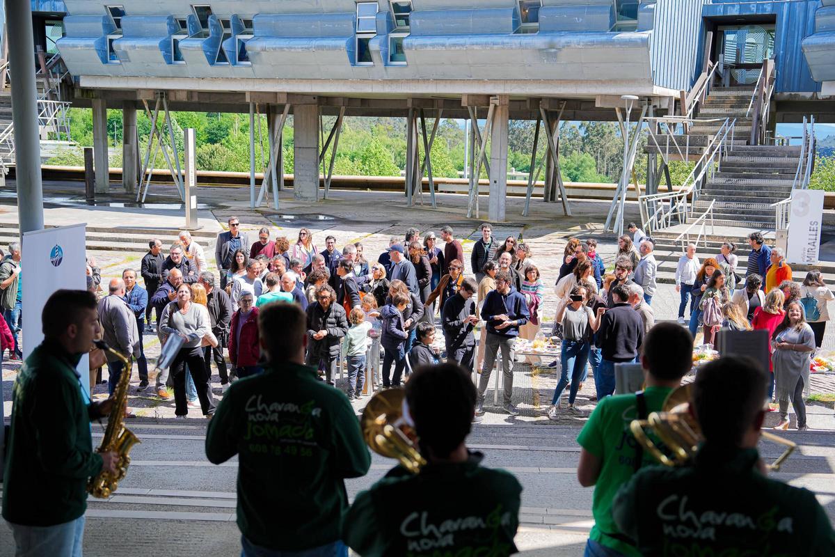 La Charanga Nova Jomada amenizó el tardeo de Carmen García Mateo en Miralles.