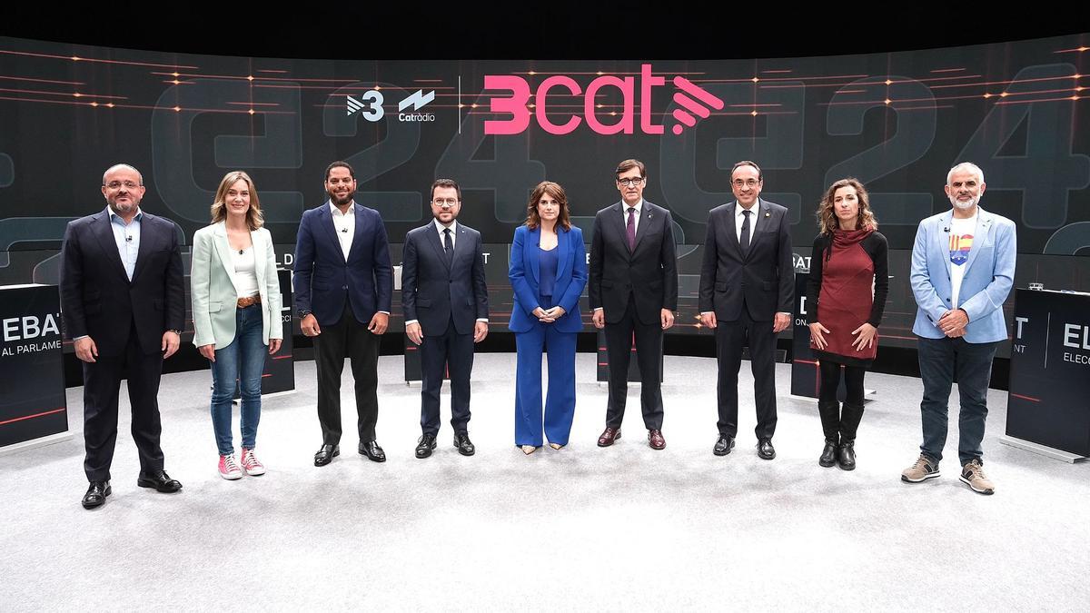 Els candidats a les eleccions del 12-M al debat de 3Cat, amb la moderadora de l'espai, la periodista Ariadna Oltra, al mig.