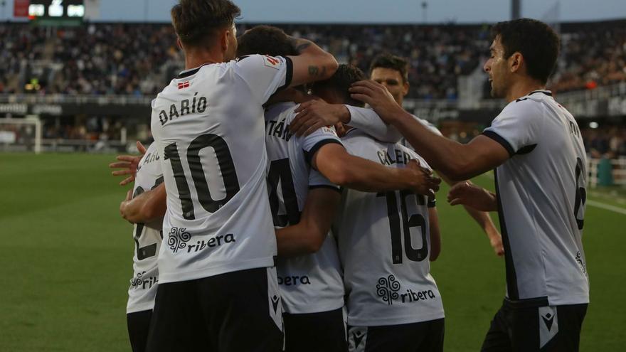 Los jugadores del FC Cartagena celebran un tanto en el Cartagonova. | LOYOLA PÉREZ DE VILLEGAS