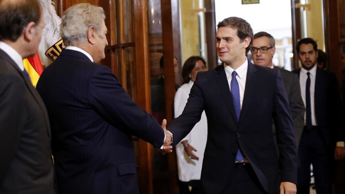 Albert Rivera saluda al presidente del Congreso, Jesús Posada, en el acto institucional del Día de la Constitución.