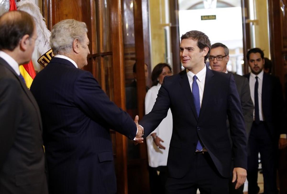 Albert Rivera saluda el president del Congrés, Jesús Posada, en l’acte institucional del Dia de la Constitució.