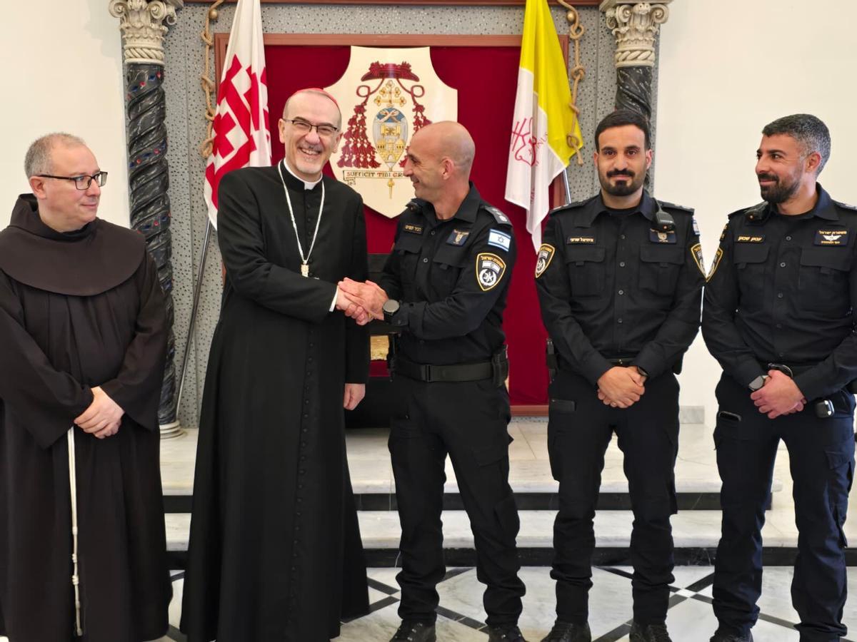 El cardenal latino católico Pierbattista Pizzaballa durante una reunión con la policía de Israel, este lunes, un día después de que se le impidiera la entrada al Santo Sepulcro.