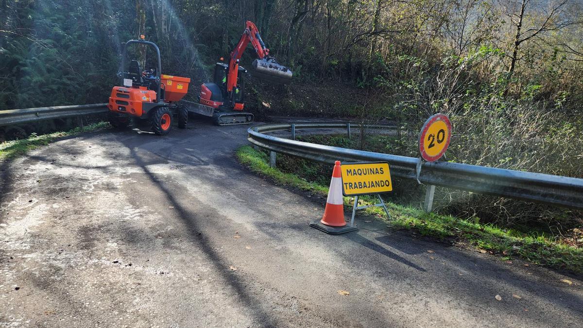 Unas obras anteriores en la carretera entre Argame y Pedroveya.