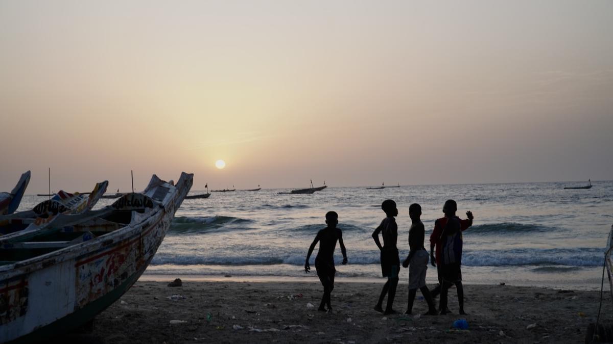 Atardecer en la playa de Kayar antes de la proyección de 'Los cayucos de Kayar'.