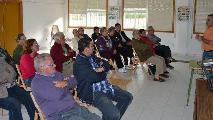 Charla sobre el Camino Inglés, ayer, en el local social de Sigrás.