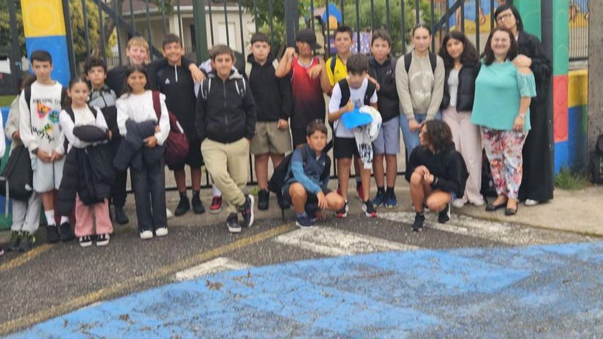 A Rúa presenta su corto en A Coruña. Los alumnos que participaron en el proyecto para la realización de un corto-documenta partieron ayer por la mañana hacia A Coruña en un bus pagado por el Concello.