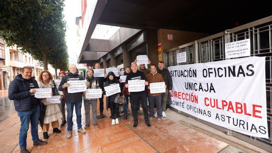 Protesta del comité de oficinas de Unicaja en Asturias. | Miki López