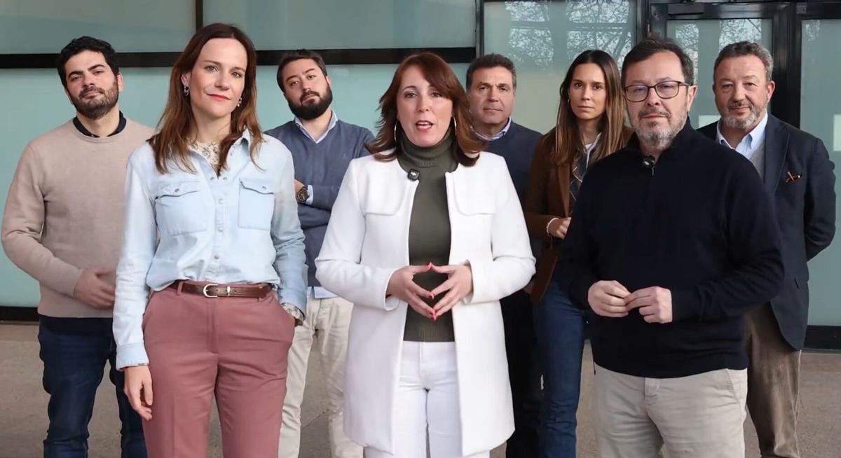 La portavoz de Vox Móstoles, Nieva Machín (centro), junto a la portavoz en la Asamblea, Isabel Pérez Moñino, y el presidente provicial en Madrid, José Antonio Fúster.