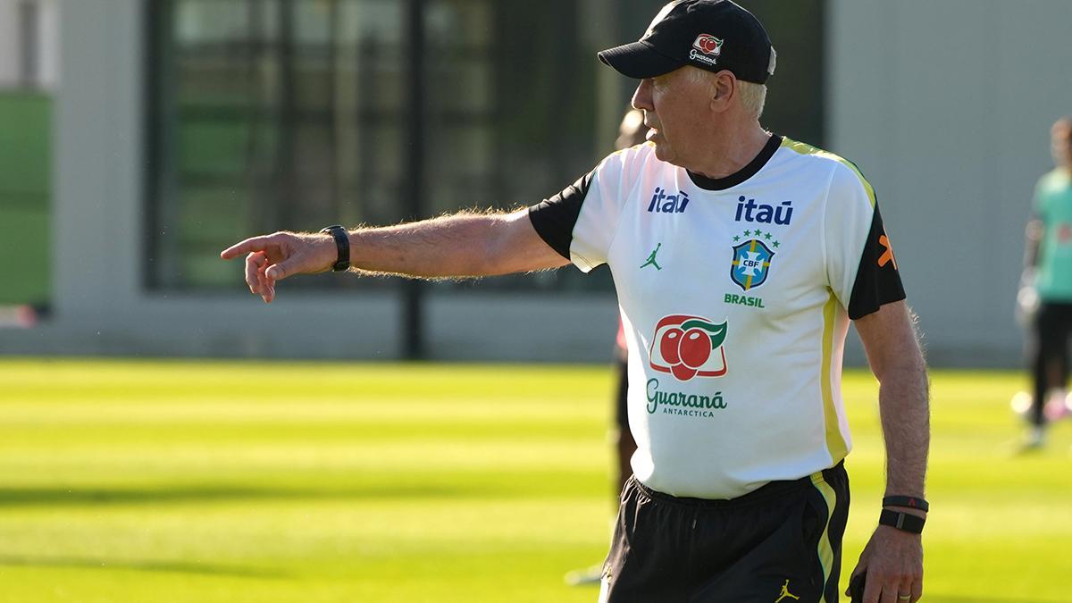 l seleccionador de Brasil, Carlo Ancelotti, dirige un entrenamiento