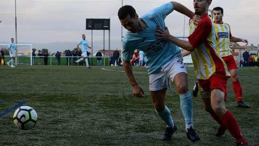 Una acción del duelo de ayer en el campo de As Laxes. // G.N.