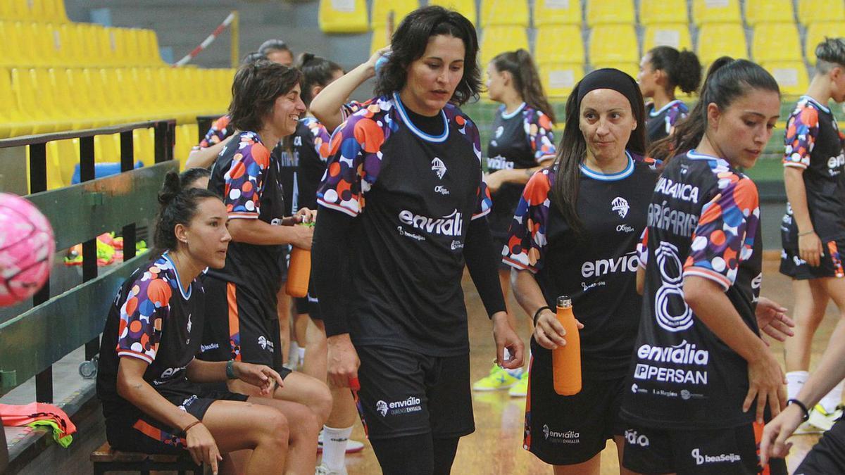 Las jugadoras del Ourense Envialia volvieron ayer a los entrenamientos en Os Remedios. |  // IÑAKI OSORIO