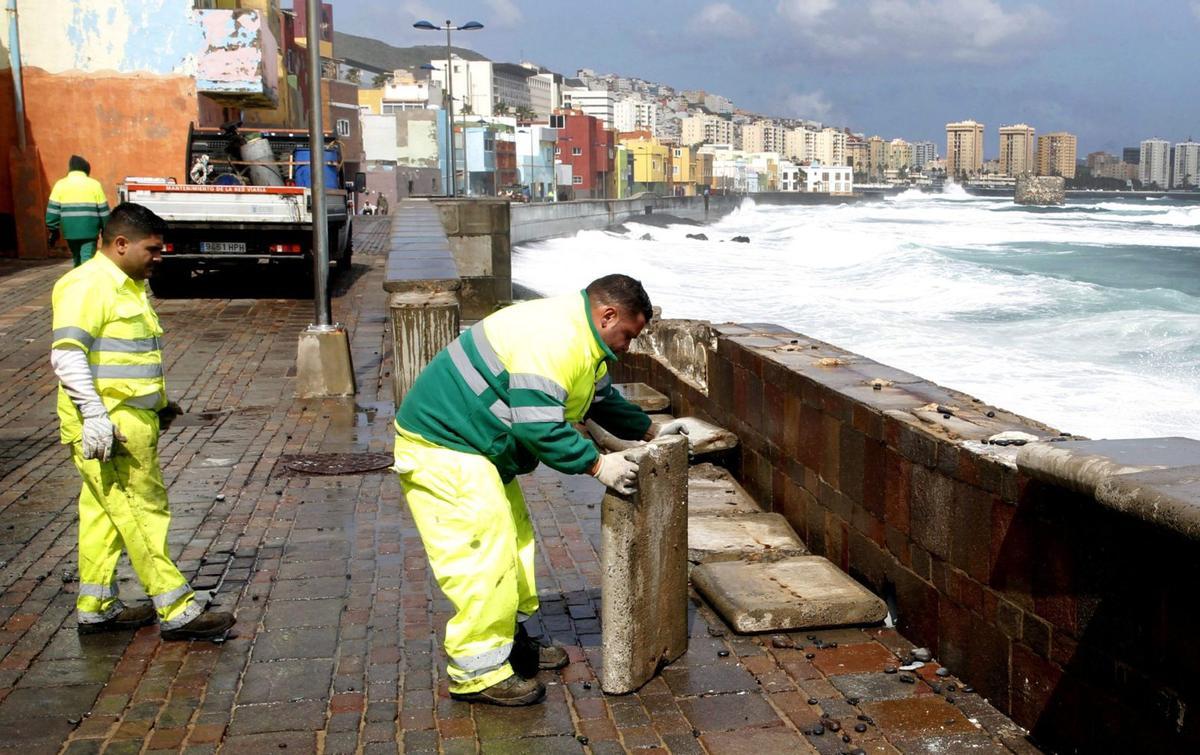 Operarios de la capital grancanaria realizan obras en el paseo marítimo del barrio de San Cristóbal.