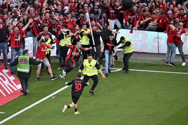Florian Wirtz intenta calmar a los aficionados, que invaden el campo, celebrando el cuarto gol en el partido entre el Bayer Leverkusen - Werder Bremen de la Bundesliga disputado en el BayArena