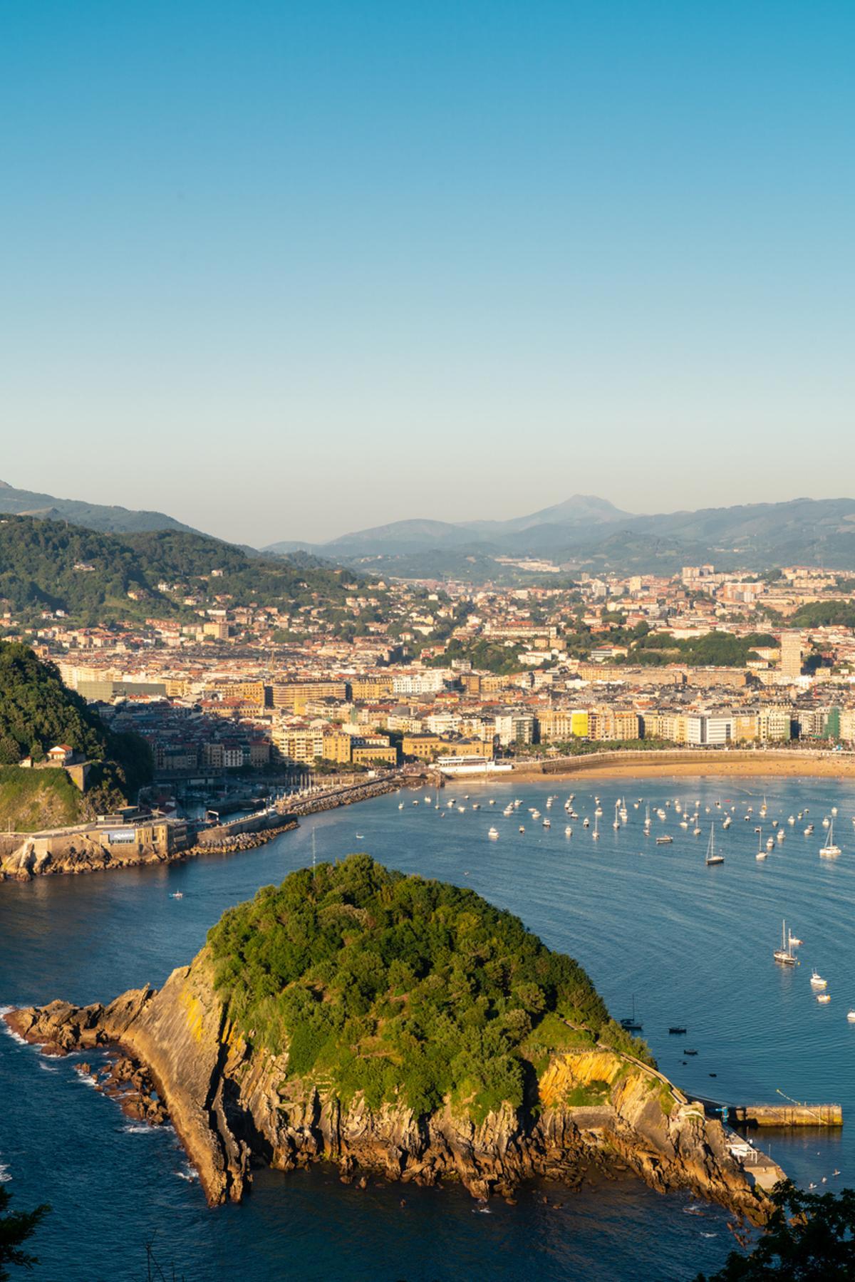 Vista en ángulo alto de la ciudad de San Sebastián