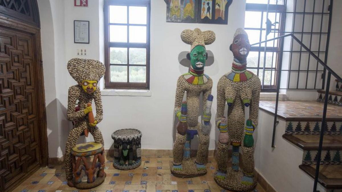 Estatuas de Bamileke Bangwa realizadas con conchas.