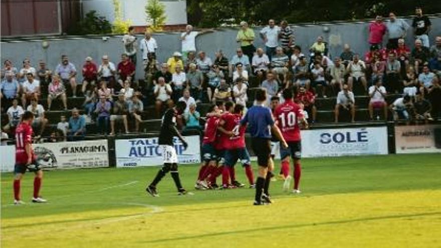 Els jugadors de l&#039;Olot celebrant el gol de Marc Mas que obria el marcador a la primera meitat.