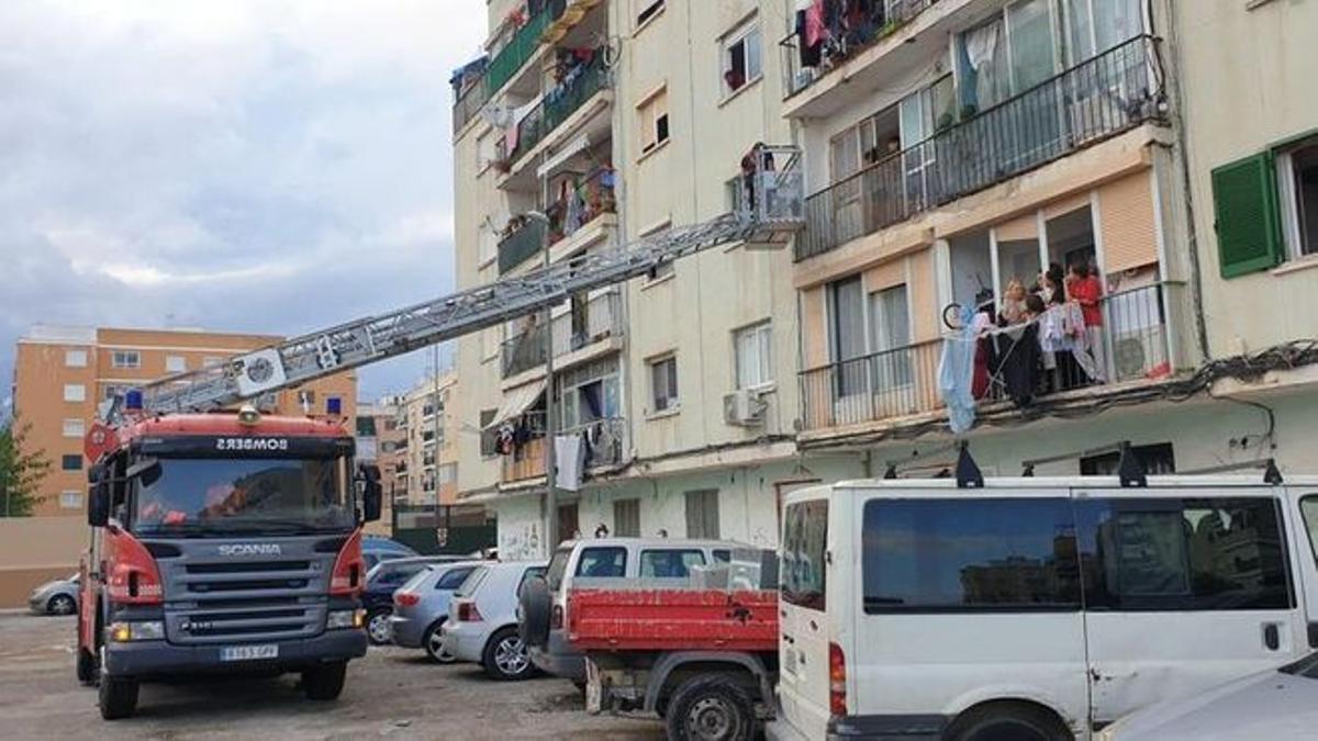 Bombers i policies rescaten uns okupes que no podien sortir del pis a Palma