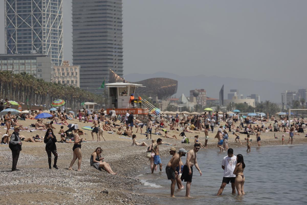 Vuelve el buen tiempo tras las lluvias: playas de la Barceloneta llenas de gente