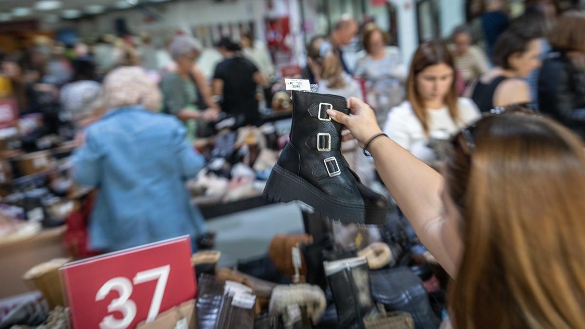 Fiebre por las rebajas: el outlet efímero de zapaterías Casas atrae colas desde primera hora en Barcelona