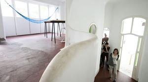 De portes endins a 48 hopen house.