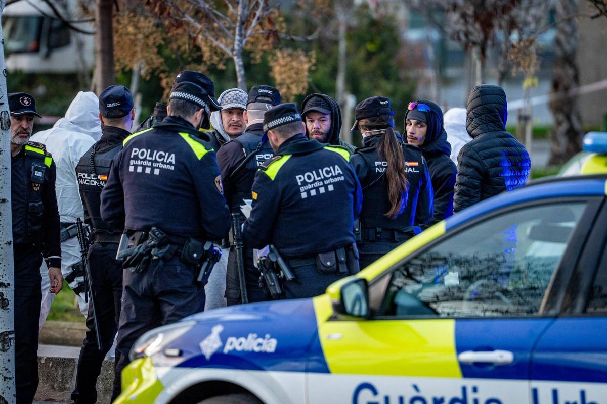 Barcelona desaloja el campamento de la Zona Franca Barcelona desaloja el campamento de la Zona Franca