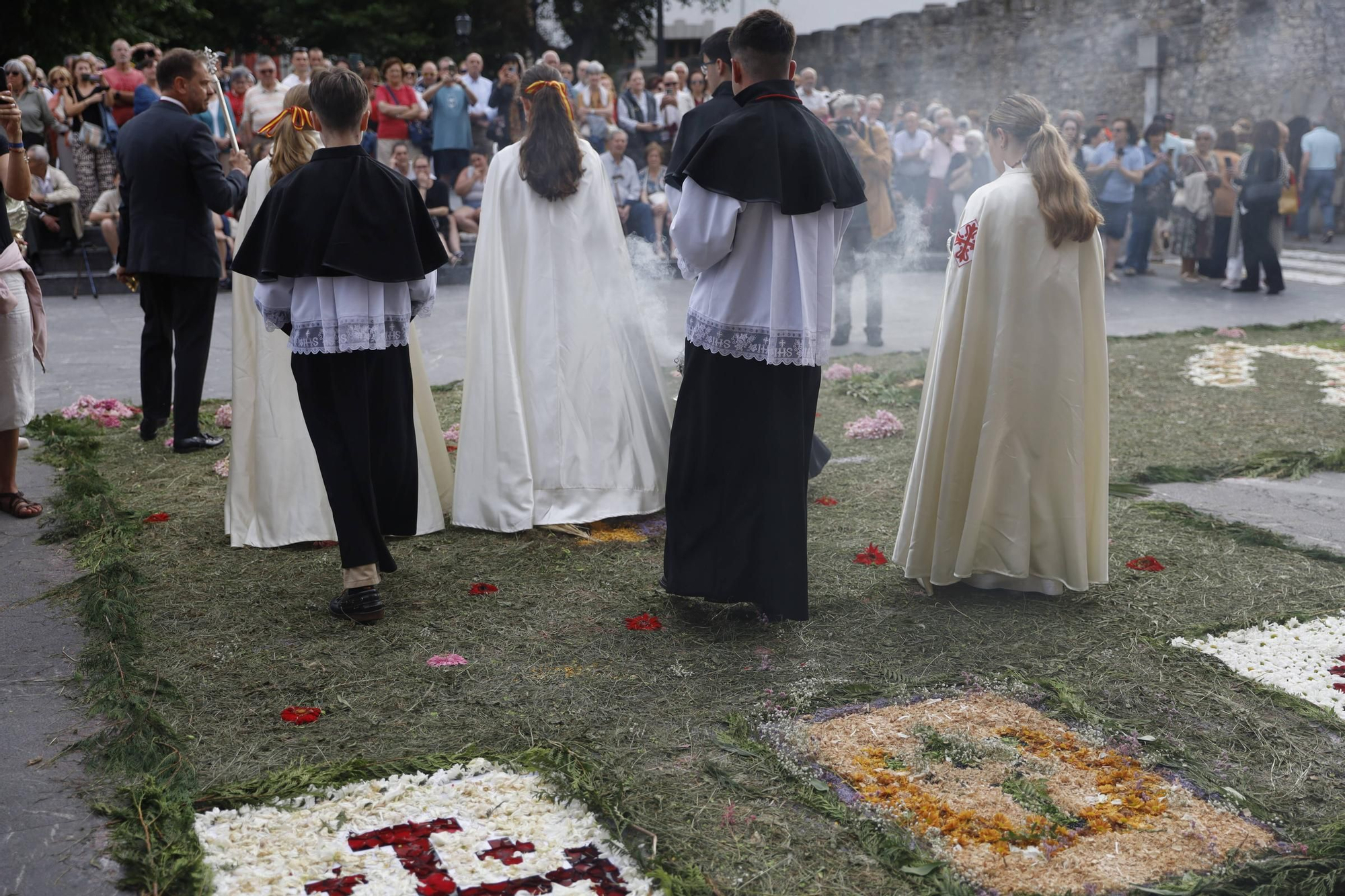 Pétalos, incienso, niños... así fue la procesión del Corpus Christi en Gijón (en imágenes)
