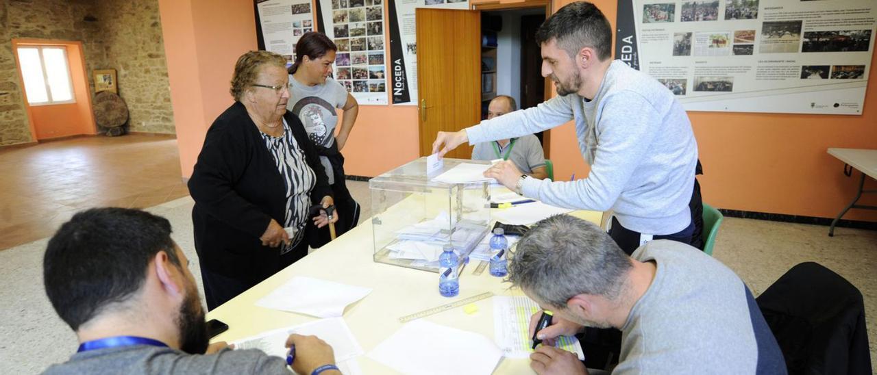 Una mujer vota el pasado domingo en Noceda.   | // BERNABÉ/JAVIER LALÍN