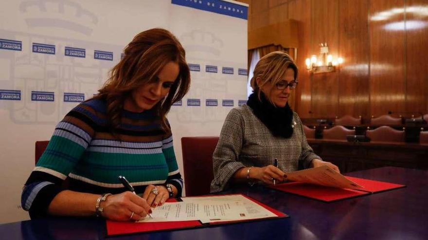 Silvia Clemente y Mayte Martín Pozo durante la firma del convenio.